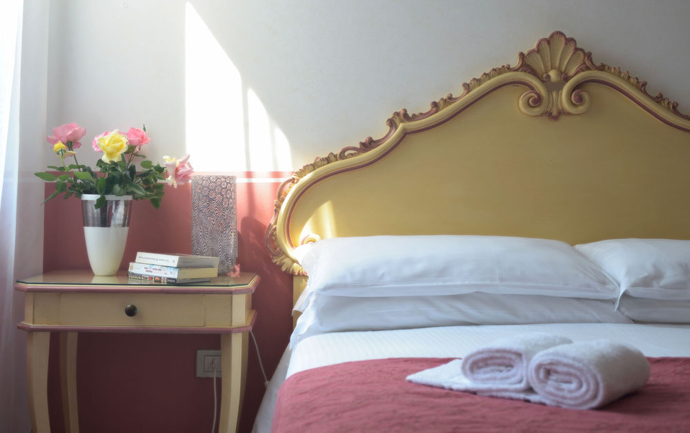 Ca' San Trovaso - 6 Rooms Венеция Экстерьер фото