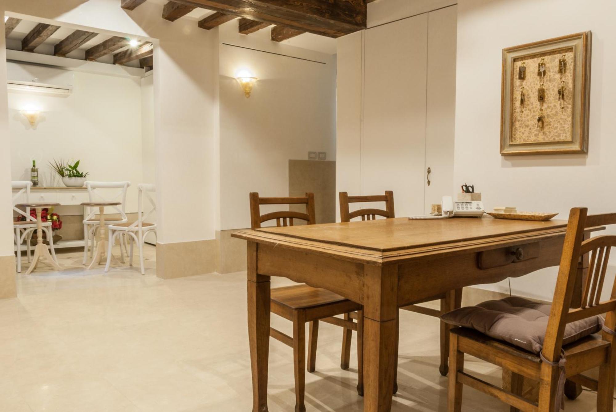 Ca' San Trovaso - 6 Rooms Венеция Экстерьер фото