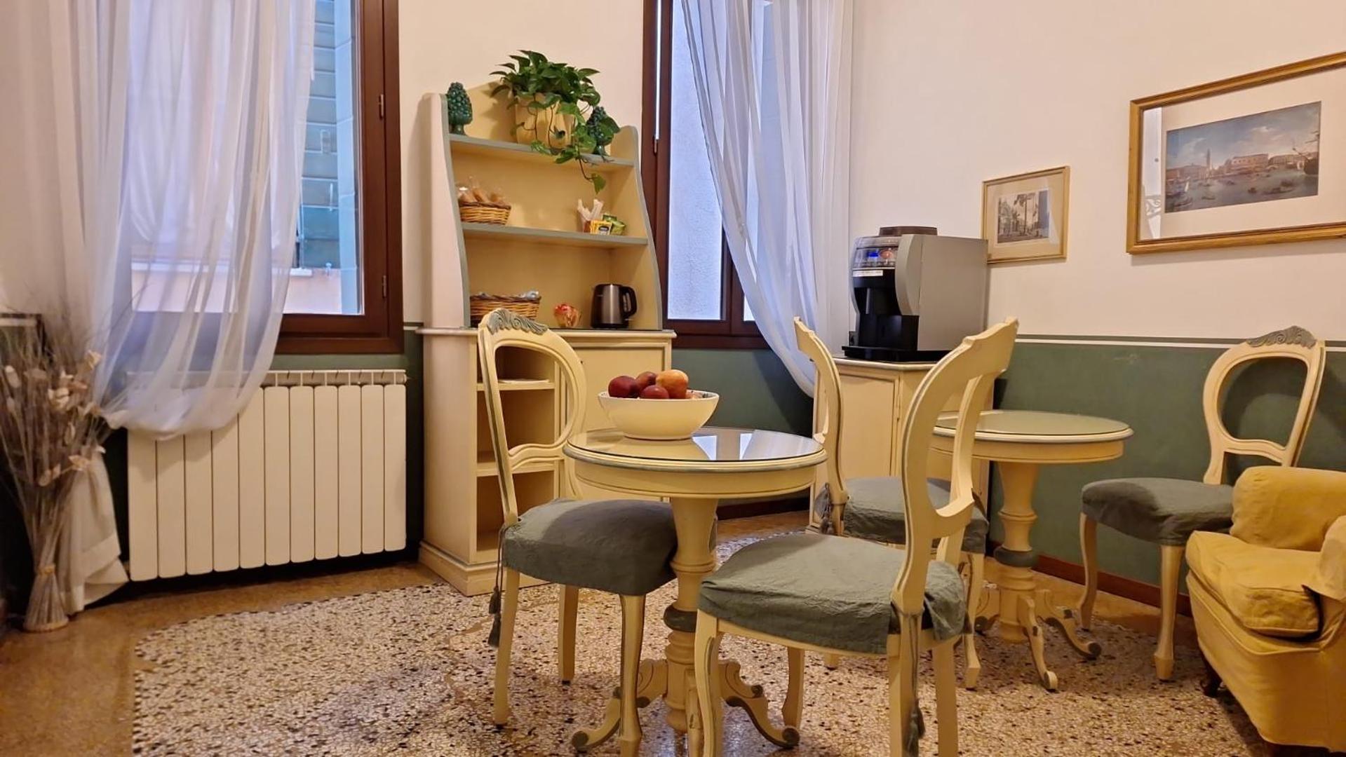 Ca' San Trovaso - 6 Rooms Венеция Экстерьер фото
