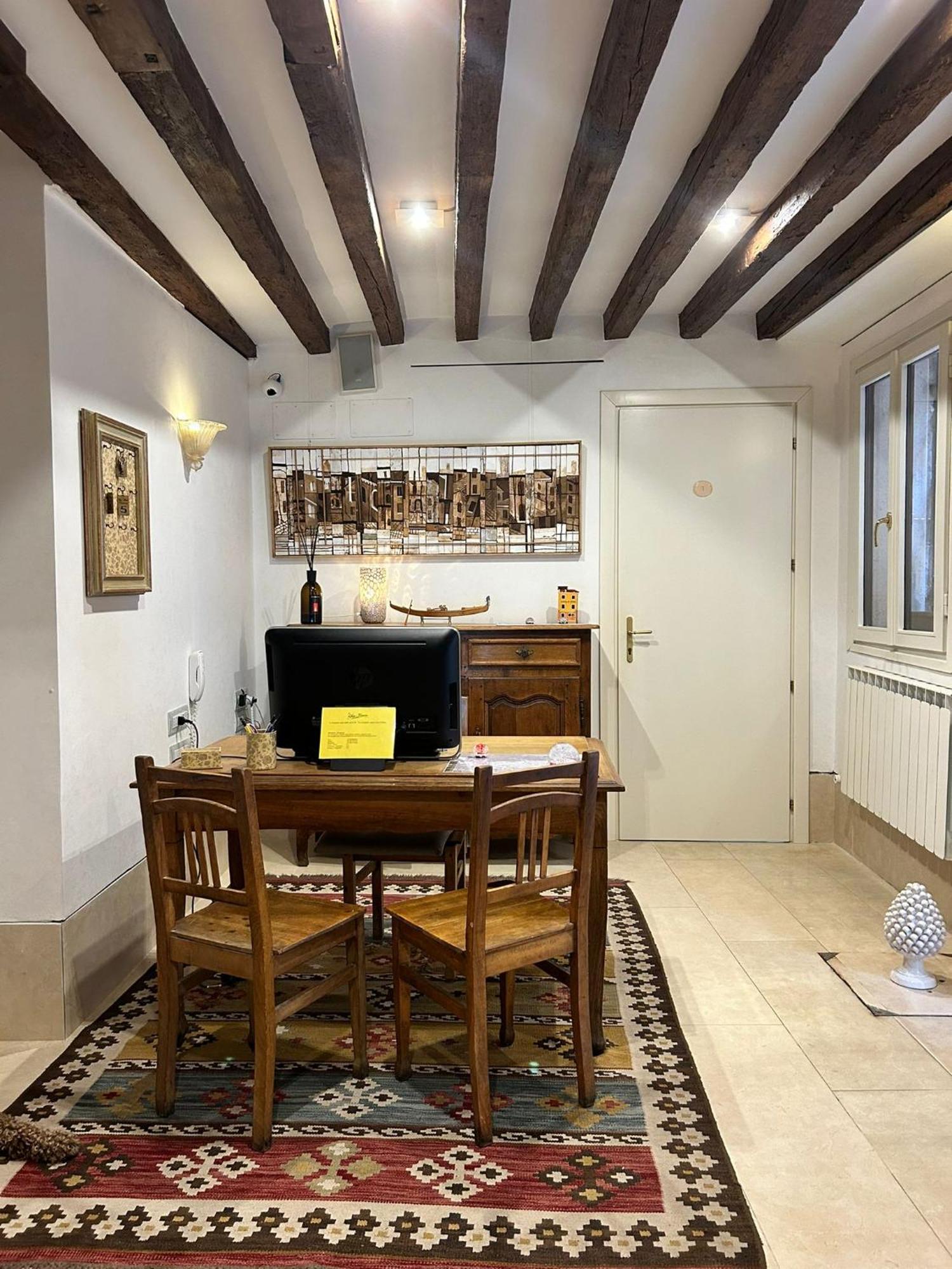 Ca' San Trovaso - 6 Rooms Венеция Экстерьер фото