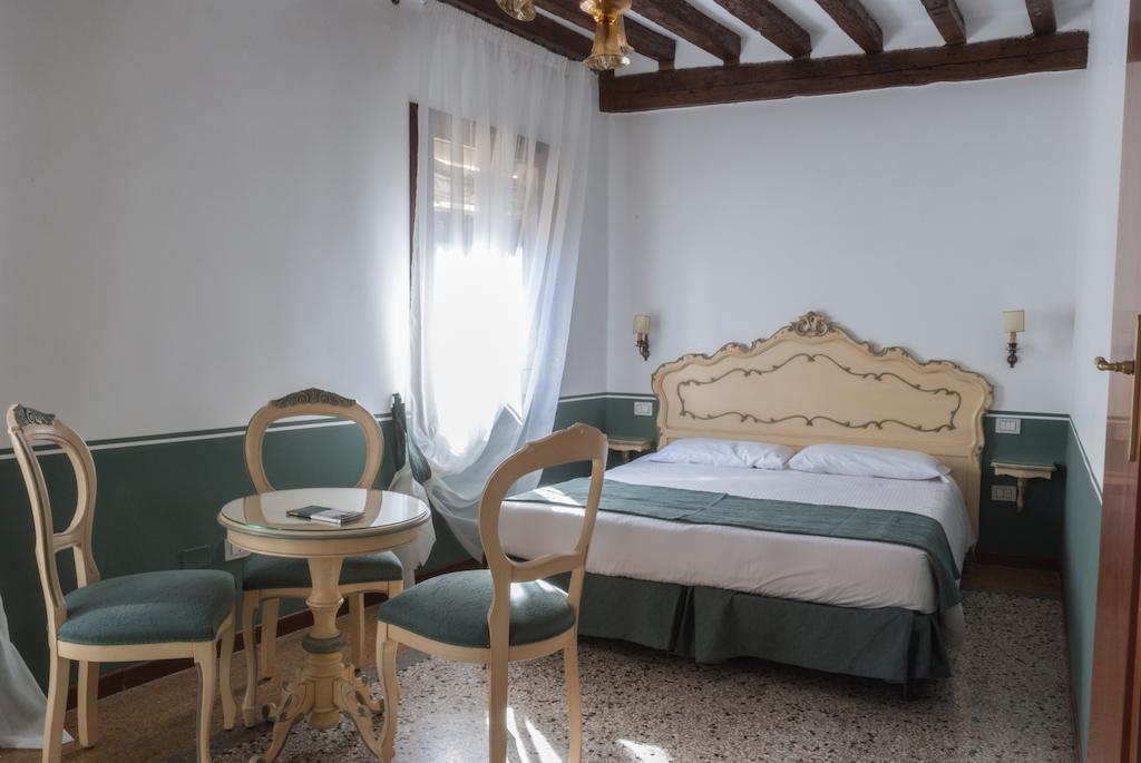 Ca' San Trovaso - 6 Rooms Венеция Экстерьер фото