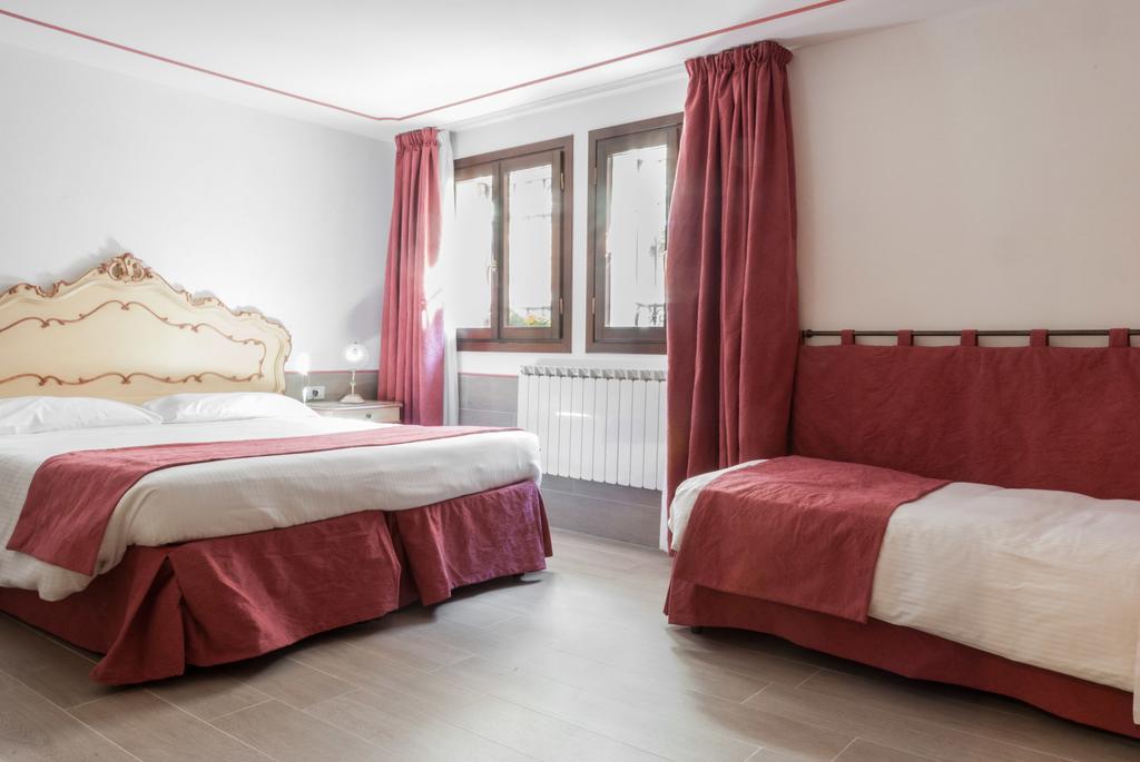 Ca' San Trovaso - 6 Rooms Венеция Экстерьер фото
